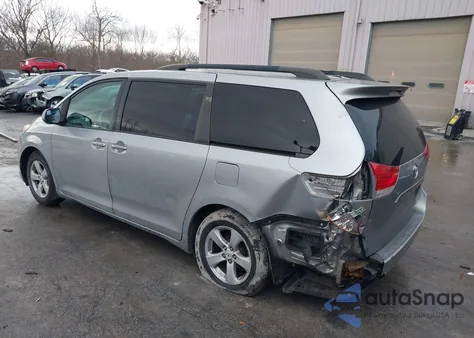 2011 Toyota Sienna Le V6 z USA, uszkodzony, nr VIN 5TDKK3DC8BS045146